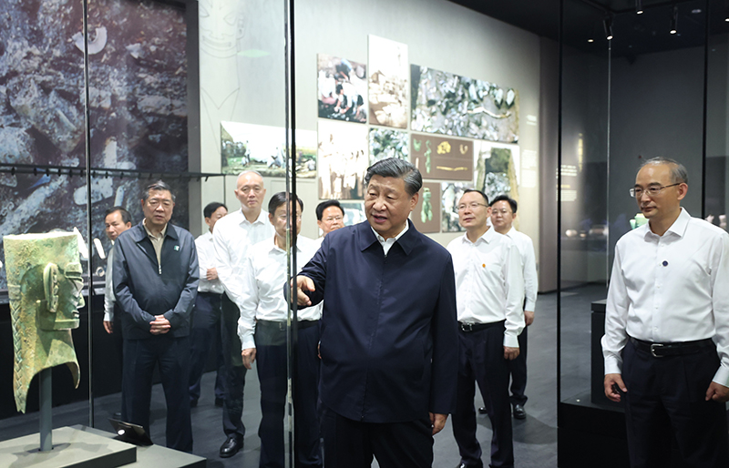 7月25日至27日，中共中央總書記、國(guó)家主席、中央軍委主席習(xí)近平在四川考察。這是26日下午，習(xí)近平在位于德陽(yáng)市廣漢市的三星堆博物館新館參觀。