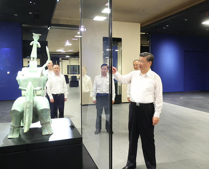 7月25日至27日，中共中央總書記、國(guó)家主席、中央軍委主席習(xí)近平在四川考察。這是26日下午，習(xí)近平在位于德陽(yáng)市廣漢市的三星堆博物館新館參觀。