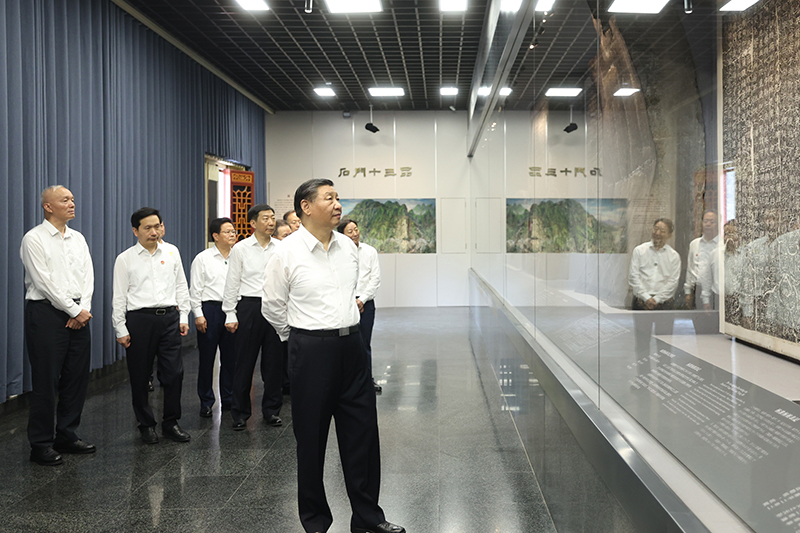 7月29日，中共中央總書記、國(guó)家主席、中央軍委主席習(xí)近平在四川考察結(jié)束返京途中，來到陜西省漢中市考察。這是習(xí)近平參觀漢中市博物館有關(guān)歷史文物展陳。
