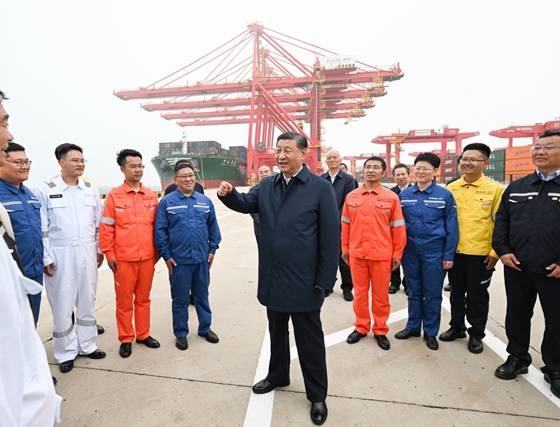 ??5月22日至24日，中共中央總書記、國家主席、中央軍委主席習(xí)近平在山東考察。這是22日下午，習(xí)近平在日照港親切慰問港口科技工作者、運營人員、航運人員。 