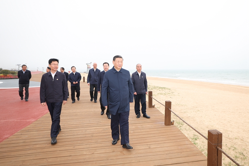 5月22日至24日，中共中央總書記、國家主席、中央軍委主席習(xí)近平在山東考察。這是22日下午，習(xí)近平在日照市陽光海岸綠道考察。
