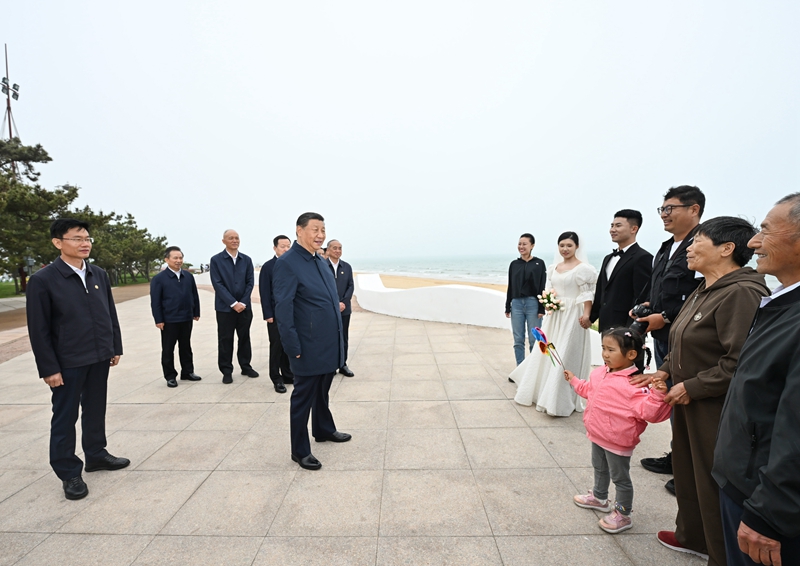 5月22日至24日，中共中央總書記、國家主席、中央軍委主席習(xí)近平在山東考察。這是22日下午，習(xí)近平在日照市陽光海岸綠道同市民親切交流。