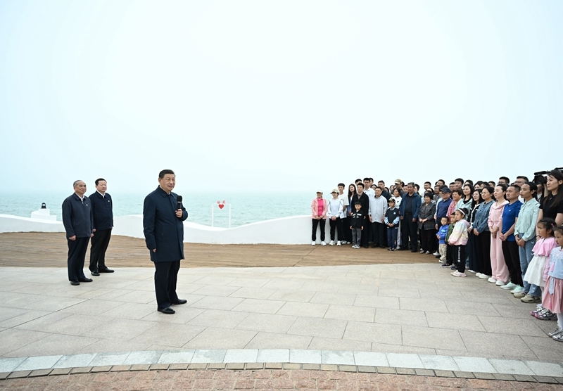 5月22日至24日，中共中央總書記、國家主席、中央軍委主席習(xí)近平在山東考察。這是22日下午，習(xí)近平在日照市陽光海岸綠道同市民和游客親切交流。