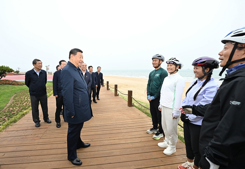 5月22日至24日，中共中央總書記、國家主席、中央軍委主席習(xí)近平在山東考察。這是22日下午，習(xí)近平在日照市陽光海岸綠道同市民親切交流。