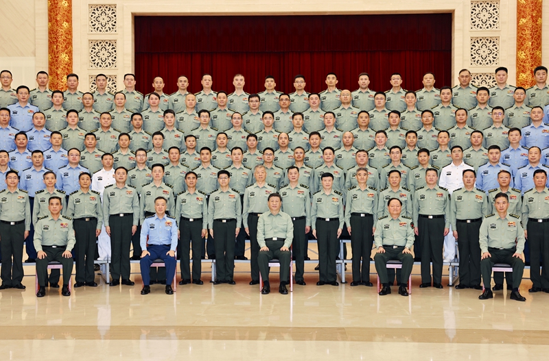5月22日至24日，中共中央總書記、國家主席、中央軍委主席習(xí)近平在山東考察。這是23日上午，習(xí)近平在濟南親切接見駐濟南部隊上校以上領(lǐng)導(dǎo)干部，代表黨中央和中央軍委向駐濟南部隊全體官兵致以誠摯問候。
